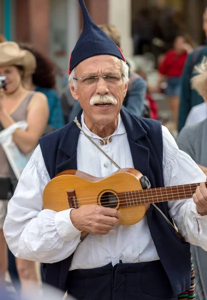 Funchal Portugal Abril 2018 Músicos Folclóricos Bailarinos Que Apresentam Avenida — Fotografia de Stock