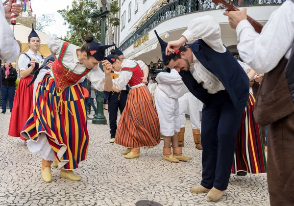 Funchal, Portekiz - 19 Nisan 2018: Halk müzisyenler ve dansçılar Avenida Arriaga Funchal Madeira Adası, Portekiz performans.