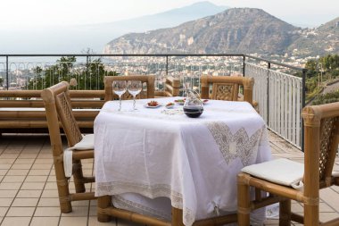Napoli körfezindeki villasının ve Vesuvius bakan terasta yemek tablo için hazır. Sorrento. İtalya