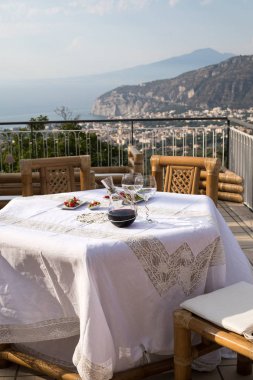 Napoli körfezindeki villasının ve Vesuvius bakan terasta yemek tablo için hazır. Sorrento. İtalya