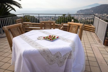 Napoli körfezindeki villasının ve Vesuvius bakan terasta yemek tablo için hazır. Sorrento. İtalya