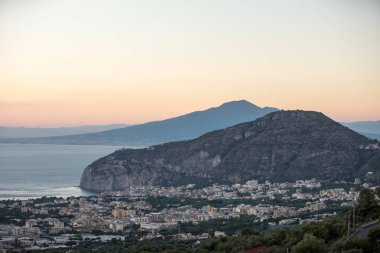 Napoli Körfezi ve Vesuvius romantik günbatımı. Sorrento. İtalya
