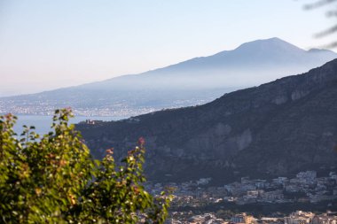 Görkemli Vesuvius sabah sis zarf. Sorrento, İtalya