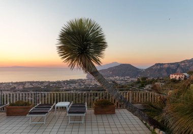 Napoli Körfezi nde romantik günbatımı. Sorrento. İtalya