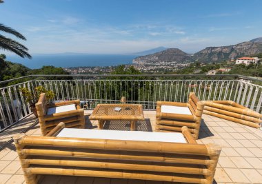 Koltuklar ve masa Napoli Körfezindeki villasının ve Vesuvius bakan terasta. Sorrento. İtalya