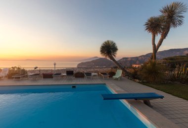 Napoli Körfezi ve Vezüv manzaralı Amalfi kıyısında yüzme havuzu. Sorrento. İtalya