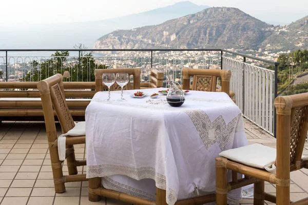 Voorbereid Voor Avondmaal Tafel Het Terras Met Uitzicht Baai Van — Stockfoto