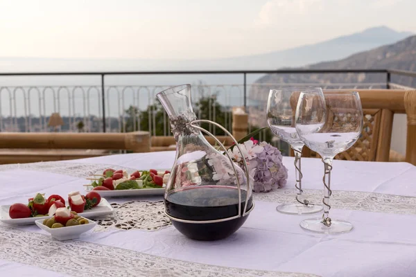 Napoli körfezindeki villasının ve Vesuvius bakan terasta yemek tablo için hazır. Sorrento. İtalya