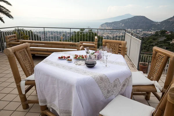 Napoli körfezindeki villasının ve Vesuvius bakan terasta yemek tablo için hazır. Sorrento. İtalya