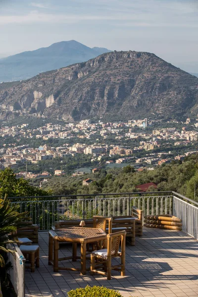 Fåtöljer Och Bord Terrassen Med Utsikt Över Neapelbukten Och Vesuvius — Stockfoto