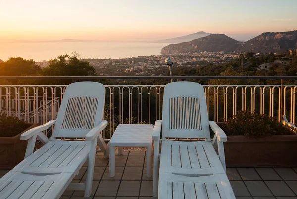 Napoli Körfezi ve Vezüv manzaralı Amalfi kıyısında yüzme havuzu. Sorrento. İtalya