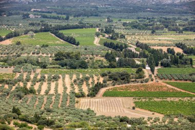 Ünlü Les Baux de Provence ortaçağ köyü, Güney Fransa'da vadiden Luberon panoramik görünüm