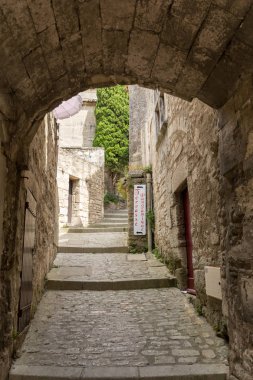  Les Baux de Provence, Fransa - 26 Haziran 2017: Les Baux de Provence ortaçağ köyü sokak. Les Baux şimdi tamamen turizme, Fransa en güzel köylerinden olarak ün dayanarak verilir