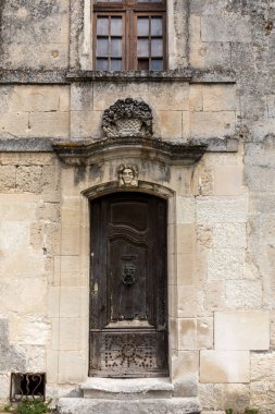 Les Baux de Provence, Fransa taş evde eski ahşap kapı