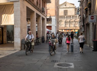 Ferrara, İtalya - 10 Haziran 2017: Via San Romano Ortaçağ dörtte Ferrara. Emilia-Romagna. İtalya. 