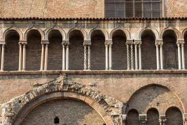  Ferrara Katedrali 'nin yan duvarı, Basilica Cattedrale di San Giorgio, Ferrara, İtalya 