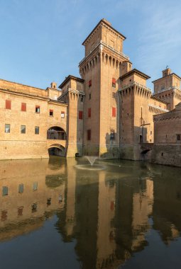Estense Kalesi, 14. yüzyıldan kalma dört kulelik bir kale, Ferrara, Emilia-Romagna, İtalya