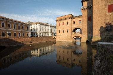 Ferrara, İtalya - 10 Haziran 2017: 14. yüzyıldan kalma dört kuleli kale, Ferrara, Emilia-Romagna, İtalya