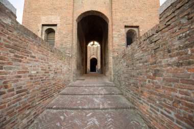 Estense Kalesi, 14. yüzyıldan kalma dört kulelik bir kale, Ferrara, Emilia-Romagna, İtalya