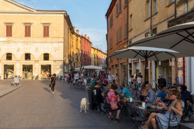 Ferrara, İtalya - 10 Haziran 2017: Via Trento Trieste Ferrara, Ferrara tarihi merkezi, Italy.Square, vatandaşlık ve turistlerin buluşma yeri