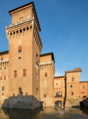Estense Kalesi, 14. yüzyıldan kalma dört kulelik bir kale, Ferrara, Emilia-Romagna, İtalya
