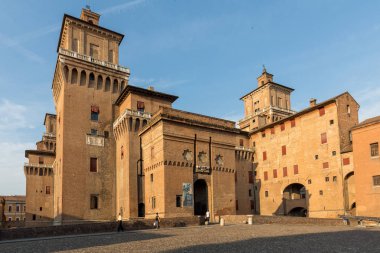 Ferrara, İtalya - 10 Haziran 2017: 14. yüzyıldan kalma dört kuleli kale, Ferrara, Emilia-Romagna, İtalya