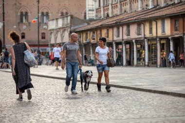 Ferrara, İtalya - 10 Haziran 2017: Via Trento Trieste Ferrara, Ferrara tarihi merkezi, Italy.Square, vatandaşlık ve turistlerin buluşma yeri
