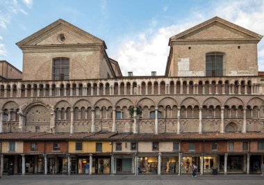 Ferrara, İtalya - 10 Haziran 2017: Loggia Ferrara Duomo, Via Trento Trieste, Ferrara, Emilia-Romagna, İtalya, Avrupa'nın kenarındaki tüccarların.