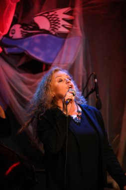 Cracow, Polonya - 26 Haziran 2018: Krakow, yaz Caz Festivali'nde Hanna Banaszak canlı performans sergiliyor efsanevi Polonyalı sanatçısıdır 150'den fazla konser ev sahipliği yapacak ve 500'den fazla caz müzisyenleri gerçekleştirecek Festivali 23 baskı