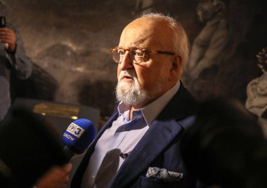 Krakov, Polonya - 26 Haziran 2018: Polonyalı besteci Krzysztof Penderecki bir anıt plaket efsanevi Piwnica pod Baranami Krakow adlı bir el izi koyarak töreni sırasında. Polonya