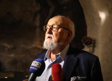 Krakov, Polonya - 26 Haziran 2018: Polonyalı besteci Krzysztof Penderecki bir anıt plaket efsanevi Piwnica pod Baranami Krakow adlı bir el izi koyarak töreni sırasında. Polonya