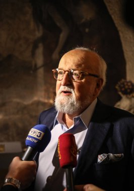 Krakov, Polonya - 26 Haziran 2018: Polonyalı besteci Krzysztof Penderecki bir anıt plaket efsanevi Piwnica pod Baranami Krakow adlı bir el izi koyarak töreni sırasında. Polonya