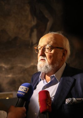Krakov, Polonya - 26 Haziran 2018: Polonyalı besteci Krzysztof Penderecki bir anıt plaket efsanevi Piwnica pod Baranami Krakow adlı bir el izi koyarak töreni sırasında. Polonya