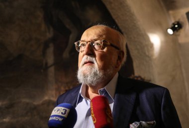 Krakov, Polonya - 26 Haziran 2018: Polonyalı besteci Krzysztof Penderecki bir anıt plaket efsanevi Piwnica pod Baranami Krakow adlı bir el izi koyarak töreni sırasında. Polonya