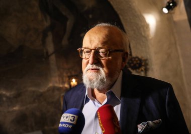 Krakov, Polonya - 26 Haziran 2018: Polonyalı besteci Krzysztof Penderecki bir anıt plaket efsanevi Piwnica pod Baranami Krakow adlı bir el izi koyarak töreni sırasında. Polonya
