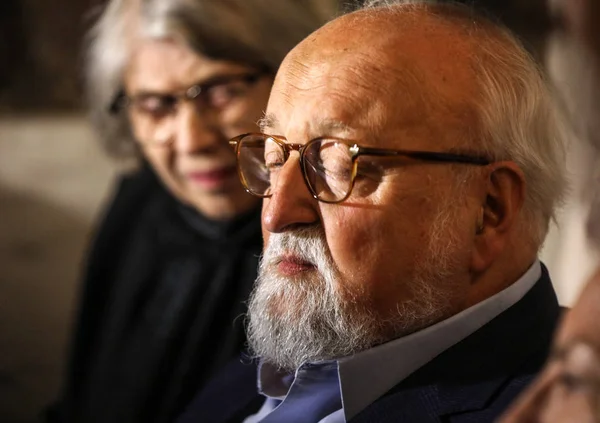 Krakov, Polonya - 26 Haziran 2018: Polonyalı besteci Krzysztof Penderecki bir anıt plaket efsanevi Piwnica pod Baranami Krakow adlı bir el izi koyarak töreni sırasında. Polonya