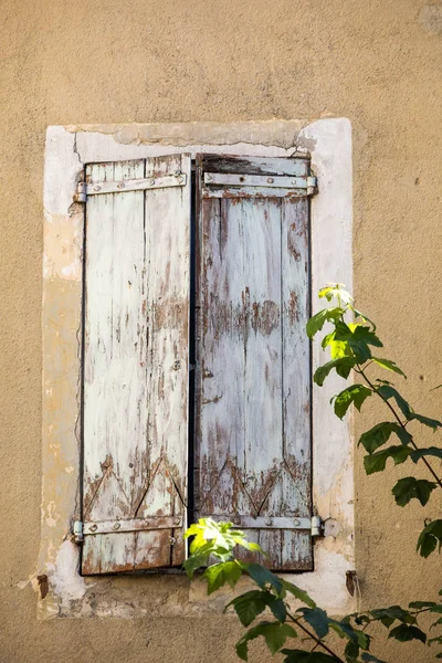 Eski Taş Ahşap Kepenkleri Provence Fransa — Stok fotoğraf
