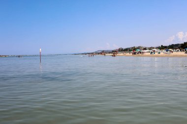 Bir Roseto degli Abruzzi, İtalya - 21 Haziran 2017: Beach Roseto degli Abruzzi, Abruzzo, İtalya. Bir Roseto degli Abruzzi olarak da bilinen 'Lido delle Rose' gül ve coşan büyük çeşitli nedeniyle olduğunu.