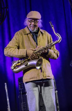 Cracow, Polonya - 28 Haziran 2018: Charles Lloyd ve şaşılacak şey ve Bill Frisell Kijow.Centre yaz Caz Festivali'nde Krakow'da aşaması yaşıyor. Polonya