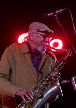 Cracow, Polonya - 28 Haziran 2018: Charles Lloyd ve şaşılacak şey ve Bill Frisell Kijow.Centre yaz Caz Festivali'nde Krakow'da aşaması yaşıyor. Polonya