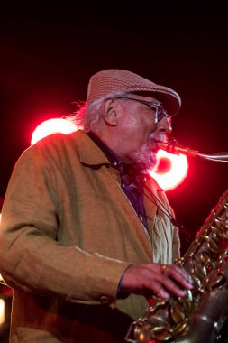Cracow, Polonya - 28 Haziran 2018: Charles Lloyd ve şaşılacak şey ve Bill Frisell Kijow.Centre yaz Caz Festivali'nde Krakow'da aşaması yaşıyor. Polonya