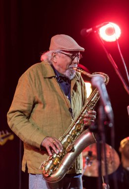 Cracow, Polonya - 28 Haziran 2018: Charles Lloyd ve şaşılacak şey ve Bill Frisell Kijow.Centre yaz Caz Festivali'nde Krakow'da aşaması yaşıyor. Polonya