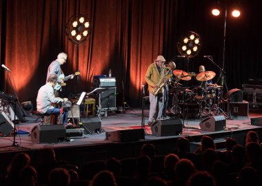 Cracow, Polonya - 28 Haziran 2018: Charles Lloyd ve şaşılacak şey ve Bill Frisell Kijow.Centre yaz Caz Festivali'nde Krakow'da aşaması yaşıyor. Polonya