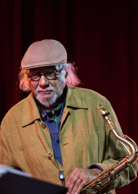 Cracow, Polonya - 28 Haziran 2018: Charles Lloyd ve şaşılacak şey ve Bill Frisell Kijow.Centre yaz Caz Festivali'nde Krakow'da aşaması yaşıyor. Polonya