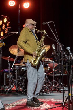 Cracow, Polonya - 28 Haziran 2018: Charles Lloyd ve şaşılacak şey ve Bill Frisell Kijow.Centre yaz Caz Festivali'nde Krakow'da aşaması yaşıyor. Polonya
