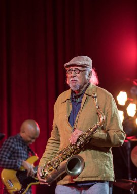 Cracow, Polonya - 28 Haziran 2018: Charles Lloyd ve şaşılacak şey ve Bill Frisell Kijow.Centre yaz Caz Festivali'nde Krakow'da aşaması yaşıyor. Polonya