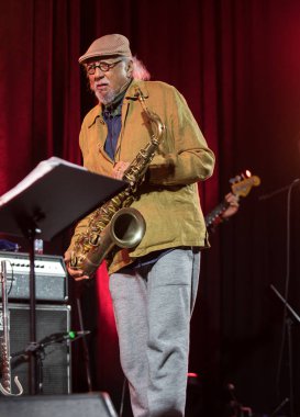 Cracow, Polonya - 28 Haziran 2018: Charles Lloyd ve şaşılacak şey ve Bill Frisell Kijow.Centre yaz Caz Festivali'nde Krakow'da aşaması yaşıyor. Polonya