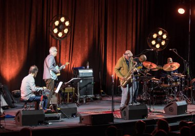 Cracow, Polonya - 28 Haziran 2018: Charles Lloyd ve şaşılacak şey ve Bill Frisell Kijow.Centre yaz Caz Festivali'nde Krakow'da aşaması yaşıyor. Polonya