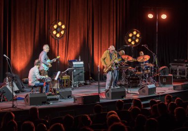 Cracow, Polonya - 28 Haziran 2018: Charles Lloyd ve şaşılacak şey ve Bill Frisell Kijow.Centre yaz Caz Festivali'nde Krakow'da aşaması yaşıyor. Polonya