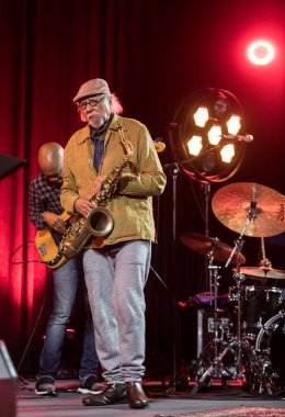 Cracow, Polonya - 28 Haziran 2018: Charles Lloyd ve şaşılacak şey ve Bill Frisell Kijow.Centre yaz Caz Festivali'nde Krakow'da aşaması yaşıyor. Polonya